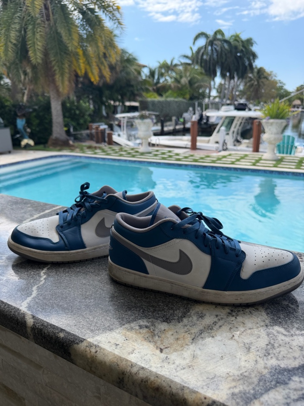 Nike Men’s Low-Top Sneakers in Navy Blue and Light Gray